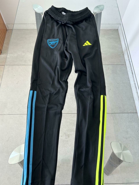 Pantalon Chupin Adidas Arsenal Negro Violeta y Fluor 2023 2024 Entrenamiento