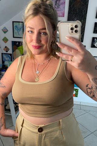 regata cropped marrom claro