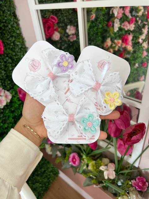 Laço Renda com Flor de Tecido