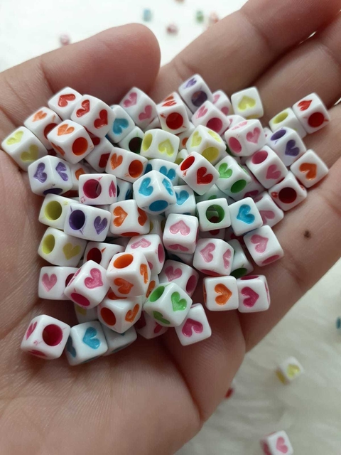 ENTRE MEIO QUADRADO CORAÇÃO COLORIDO 6 MM (25 GRAMAS)