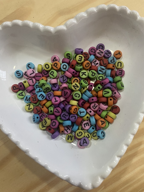 ENTRE MEIO REDONDO COLORIDO ESCURO COM LETRAS (25 GRAMAS)