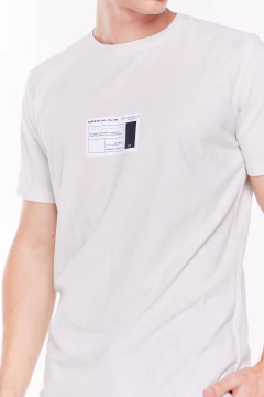 REMERA AQUILES ESSENTIAL TIZA en internet