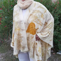 Imagen de RUANA OLIVO de lanilla bremer e IMPRESIÓN BOTÁNICA .