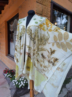 RUANA OLIVO de lanilla bremer e IMPRESIÓN BOTÁNICA .