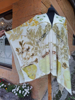 RUANA OLIVO de lanilla bremer e IMPRESIÓN BOTÁNICA . - comprar online