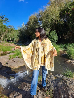 RUANA OLIVO de lanilla bremer e IMPRESIÓN BOTÁNICA .