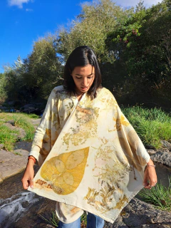 RUANA OLIVO de lanilla bremer e IMPRESIÓN BOTÁNICA . - Ecolighuen