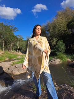 Imagen de RUANA OLIVO de lanilla bremer e IMPRESIÓN BOTÁNICA .