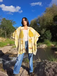 RUANA OLIVO de lanilla bremer e IMPRESIÓN BOTÁNICA . - comprar online