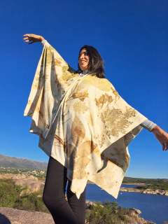 RUANA OLIVO de lanilla bremer e IMPRESIÓN BOTÁNICA . - comprar online