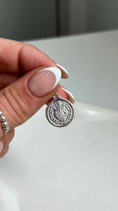 Dije San Benito Chico | Acero Blanco - comprar online