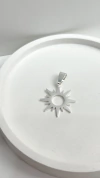Dije Sol | Acero Blanco
