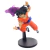 Estatueta de Yamcha da série Dragon Ball Z, fabricada pela Banpresto, em pose dinâmica com cabelo preto e roupa laranja, mostrando uma aura roxa ao fundo.