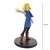 Estatueta de Android 18 da série Dragon Ball Z, com cabelo loiro e vestindo um vestido azul, em uma pose de ataque.