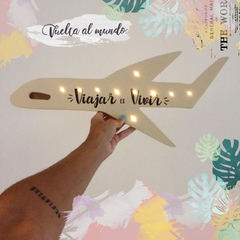 Imagen de AVIÓN LED "VIAJAR ES VIVIR" BEIGE