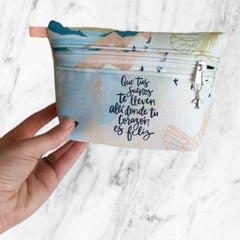NECESER/ CARTUCHERA "QUE TUS SUEÑOS TE LLEVEN ALLÍ DONDE TU CORAZÓN ES FELIZ" - Vuelta al mundo