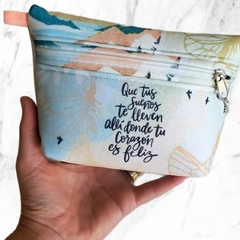 NECESER/ CARTUCHERA "QUE TUS SUEÑOS TE LLEVEN ALLÍ DONDE TU CORAZÓN ES FELIZ" - comprar online