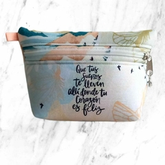NECESER/ CARTUCHERA "QUE TUS SUEÑOS TE LLEVEN ALLÍ DONDE TU CORAZÓN ES FELIZ" en internet