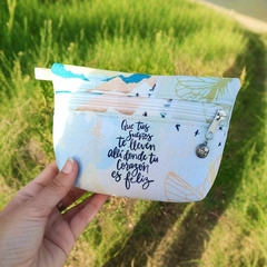 NECESER/ CARTUCHERA "QUE TUS SUEÑOS TE LLEVEN ALLÍ DONDE TU CORAZÓN ES FELIZ"