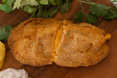 Milangas de pollo rellenas con queso chedar y panceta