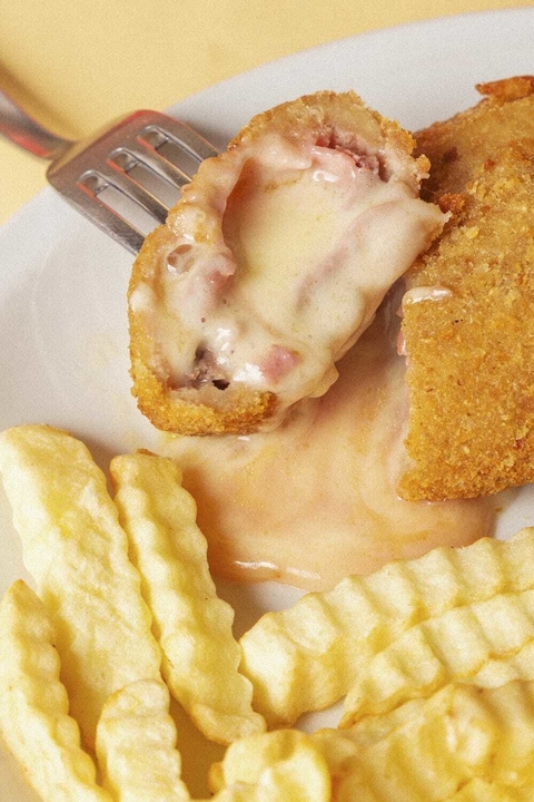 Milangas de pollo rellenas con jamón y muzzarella