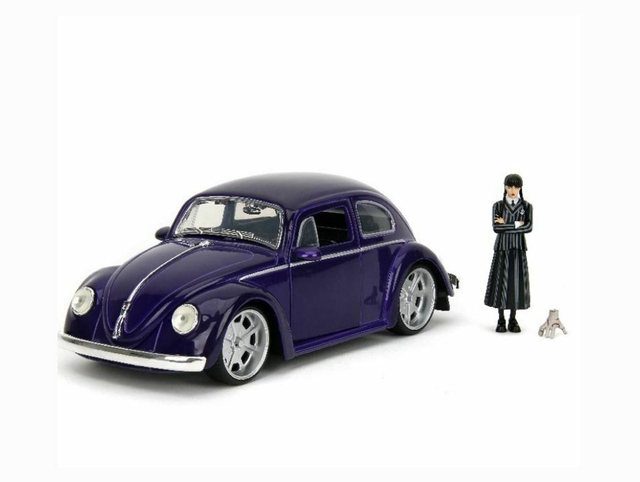 Fusca Wandinha com Boneco 1:24 Jada Toys 35131
