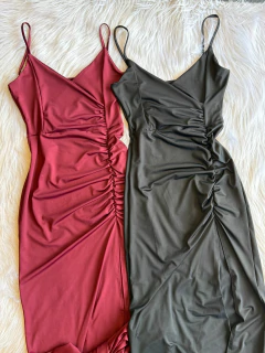 Vestido largo c tajo y frunce en internet