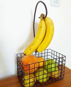 Frutero con banana colgante