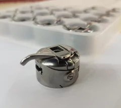 Caja Bobina Original Janome Todos Los Modelos - CASA OLGUÍN