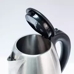 Pava Eléctrica Peabody Pe-k1708 Inox 2200w 1.7l 220v Color Plateado - comprar online