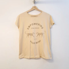 Remera EMPOWERING - CLARA Indumentaria