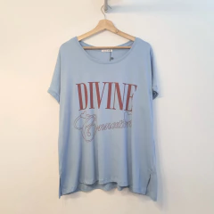 Remera DIVINE