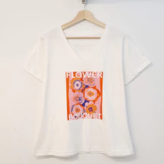 Remera FLOWERS - CLARA Indumentaria