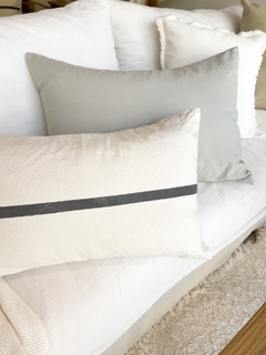 ALMOHADON GRIS PERLA 70x50