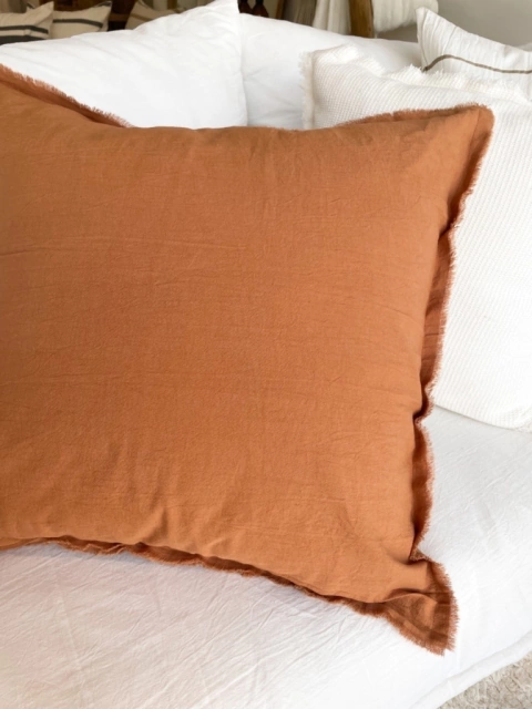 ALMOHADON CANELA 60x60