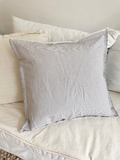 ALMOHADON RAYITAS CELESTE 60X60