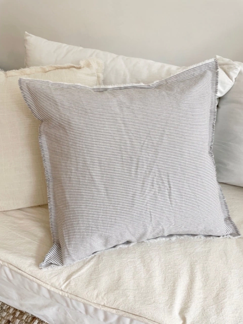 ALMOHADON RAYITAS CELESTE 60X60