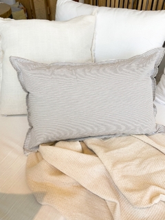 ALMOHADON RAYITAS 60X40