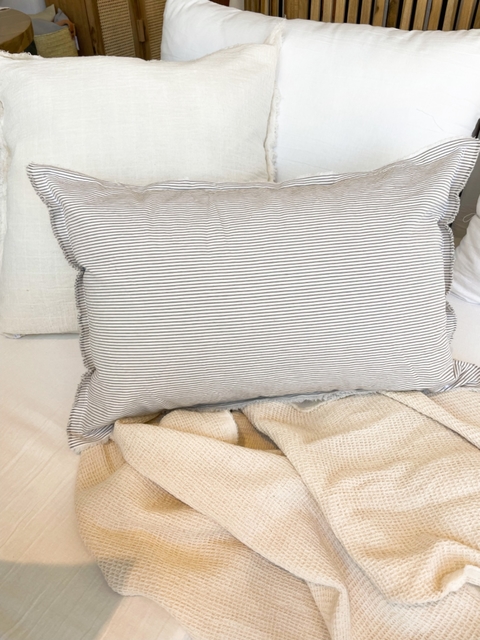 ALMOHADON RAYITAS 60X40