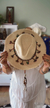 Chapeu com detalhes na internet
