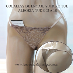 Colaless de encaje y micro tul en color nude, modelo Alegría, presentado sobre un maniquí. Detalle del diseño y etiqueta visible.