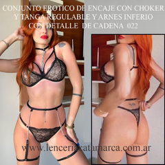 Conjunto erótico de encaje negro que incluye choker, tanga regulable y arnés inferior con detalle de cadena, presentado por una modelo.