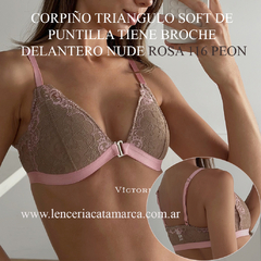 Corpiño triangulo soft de puntilla en color nude rosa, con broche delantero, modelo 116 Peon.
