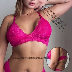 Corpiño triangulo fucsia con coleta y taza forrada de puntilla, modelo Victoria Cossy.