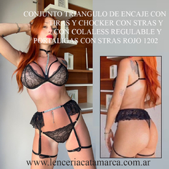 Conjunto triangular de encaje negro con tiras y chocker con strass, colaless regulable y portaligas, exhibido por una modelo.