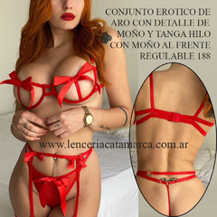 Conjunto erótico de aro rojo con detalle de moño y tanga hilo regulable, mostrando la parte frontal y trasera del producto.