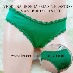 Vedetina de seda fría sin elástico en color verde inglés, con detalles de encaje en el borde.