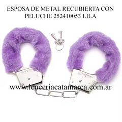 Esposas de metal recubiertas con peluche lila, acompañadas de llaves y un candado.