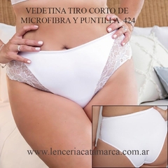 Vedetina tiro corto de microfibra y puntilla blanca, mostrando detalles del diseño y ajuste en la parte lateral.