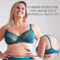 Corpiño reductor con aro de tul y puntilla verde, taza C 471, modelo luciendo en una mujer sonriente.